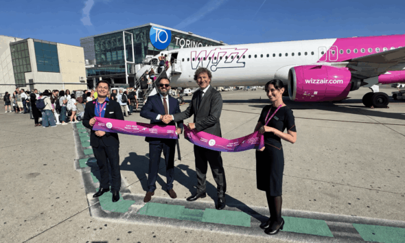 https://www.quotidianopiemontese.it/wp-content/uploads/2026/09/Inaugurazione-base-Wizz-Air-Torino-Airport-14-09-26-1-590x354.png