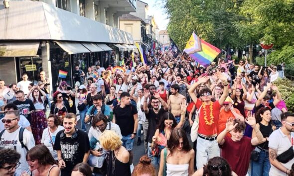 «Bella Ciao» apre il Pride di Vercelli: in mille sfilano in città per i diritti LGBTQIA+