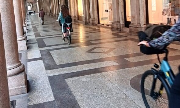 https://www.quotidianopiemontese.it/wp-content/uploads/2026/09/biciclette-portici-via-roma-torino-590x354.jpg