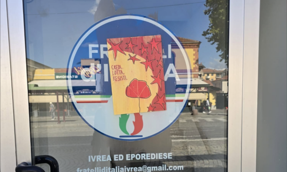 https://www.quotidianopiemontese.it/wp-content/uploads/2026/09/manifesto-sede-fratelli-italia-ivrea-590x354.png