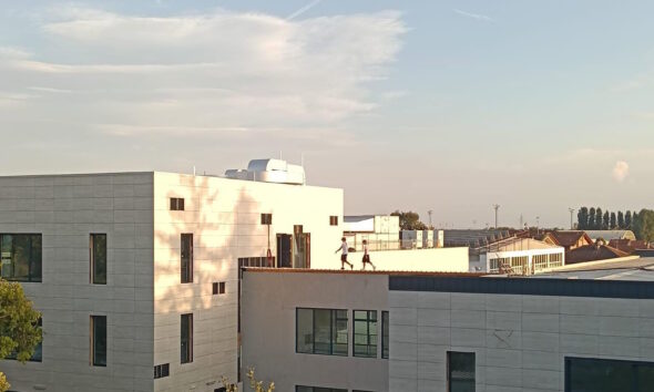 https://www.quotidianopiemontese.it/wp-content/uploads/2026/09/ragazzi-tetto-scuola-costruzione-trofarello-590x354.jpg