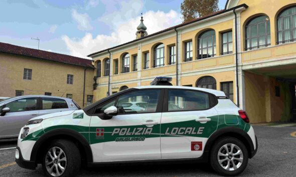 https://www.quotidianopiemontese.it/wp-content/uploads/2026/10/Auto-Polizia-locale-di-Grugliasco-590x354.jpg