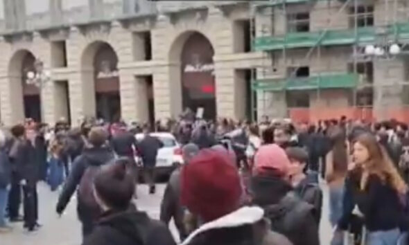 https://www.quotidianopiemontese.it/wp-content/uploads/2026/10/auto-bianca-digos-manifestanti-piazza-castello-torino-590x354.jpg