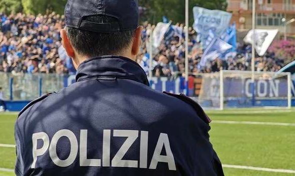 https://www.quotidianopiemontese.it/wp-content/uploads/2026/10/polizia-campo-calcio-590x353.jpg
