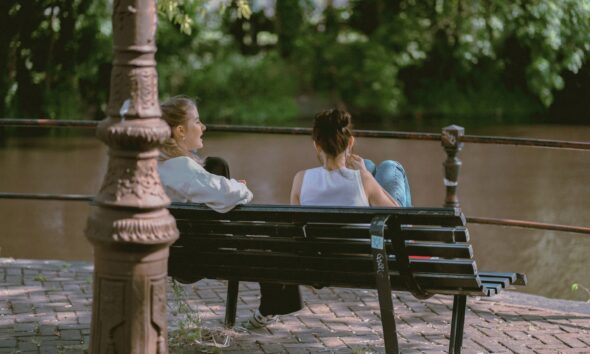 https://www.quotidianopiemontese.it/wp-content/uploads/2026/10/ragazze-panchina--590x354.jpeg