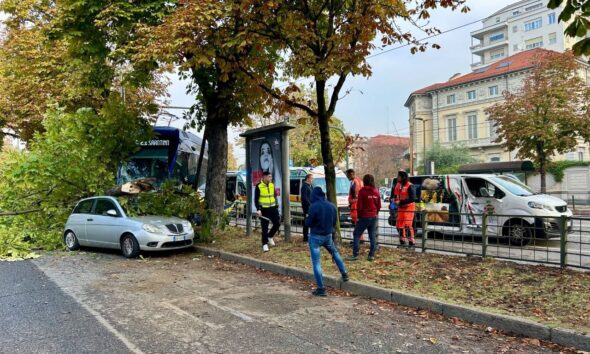 https://www.quotidianopiemontese.it/wp-content/uploads/2026/10/tram-deragliato-torino-einaudi-qp-590x354.jpg